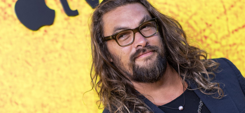 Videón, ahogy Jason Momoa leborotválja a haját, de cseppet sem szórakozásból