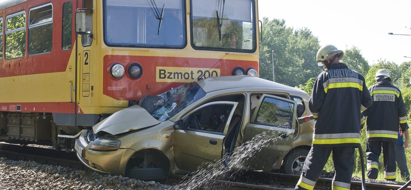 Vonattal ütközött autójával, könnyebb sérülésekkel megúszta