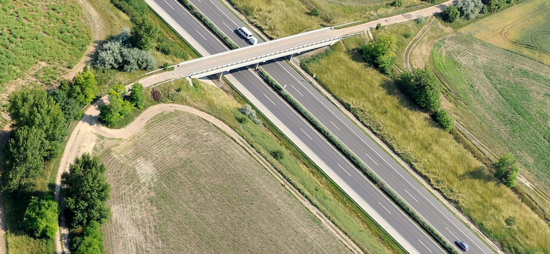 Három sávos lesz az M1-es, mert nem bír el több autót