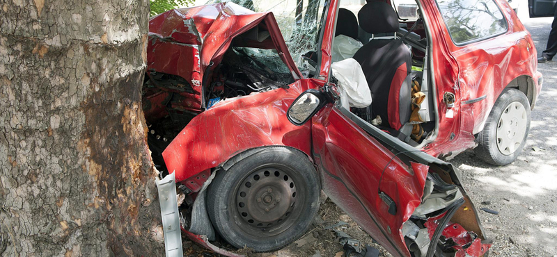 Fotó: A légzsák sem mentette meg a kis Nissan vezetőjének életét