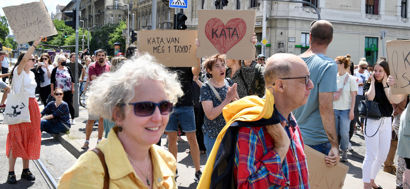 Spontán tüntetésből blokád és piknik – a katatörvény elleni megmozdulás képekben