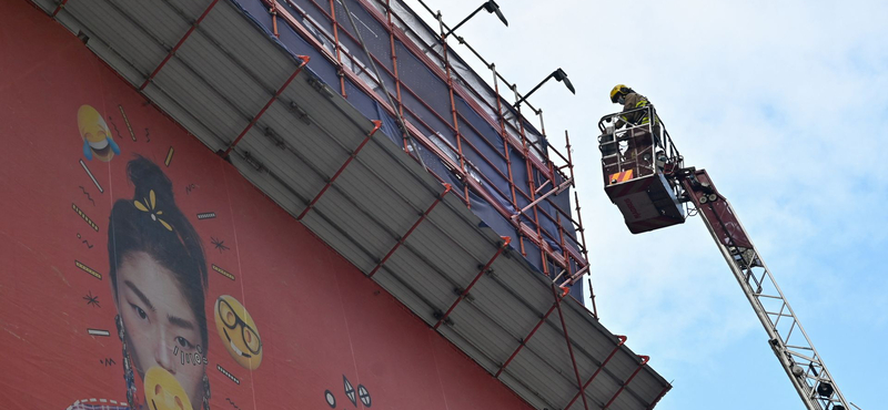 Kigyulladt a hongkongi World Trade Center, a tetőn rekedt több száz ember – videó