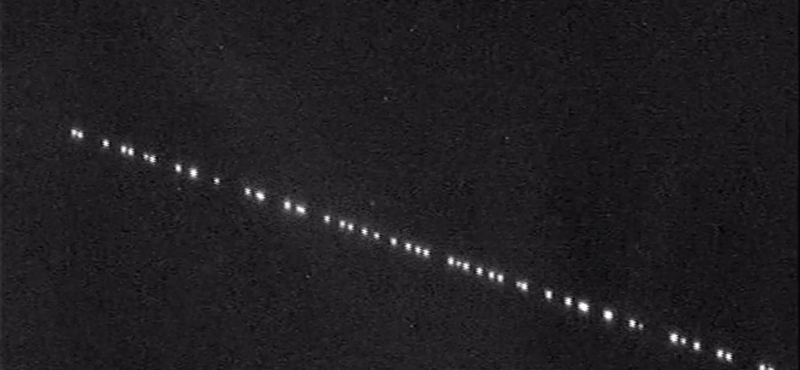 Mintha ufók lennének, olyan látványt nyújtanak az égen átmasírozó Starlink-műholdak – videó