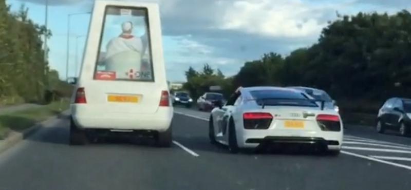 Szokatlanabb páros nem is lehetne, Pápamobil mellett egy Audi R8 az autópályán – videó