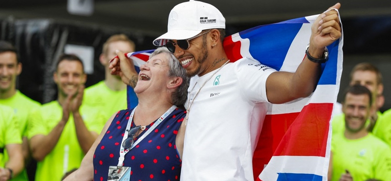 Lewis Hamilton nevet akar változtatni