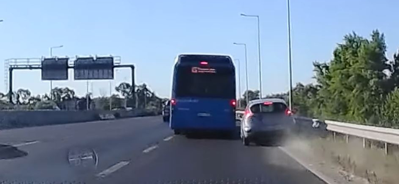 Benézte a sávváltást a BKV-busz sofője, bajba került egy Ford Fiesta – videó