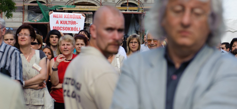 Heol.hu: Esterházy Pétert őrizni kellett Egerben