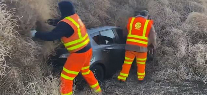 Négyméteres ördögszekerek bénítottak meg egy autópályát – videó