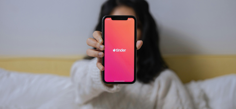 A Tinder új funkciója kiválasztja önről a legelőnyösebb fotót