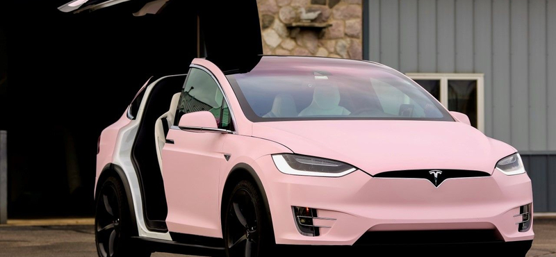 Kemény ízlésterror a Barbie-rózsaszín Tesla Model X