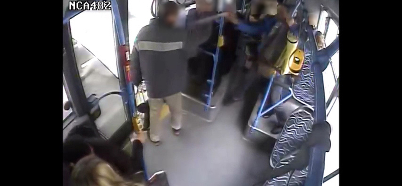 Gázspray-vel fújta le utastársát egy férfi a 7-es buszon – videó