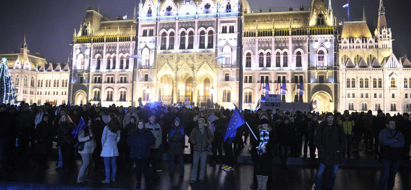 „Orbán, takarodj” – felmérték a tüntetőket