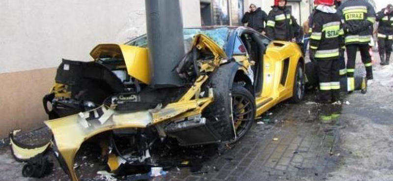 Oszlop hasított ketté egy Lamborghini Gallardót – fotók