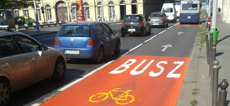 Rikító színűre festettek több budapesti buszsávot – fotók