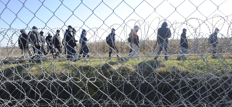 Hétvégén emelkedett a határzáron átjutó menekültek és bevándorlók száma