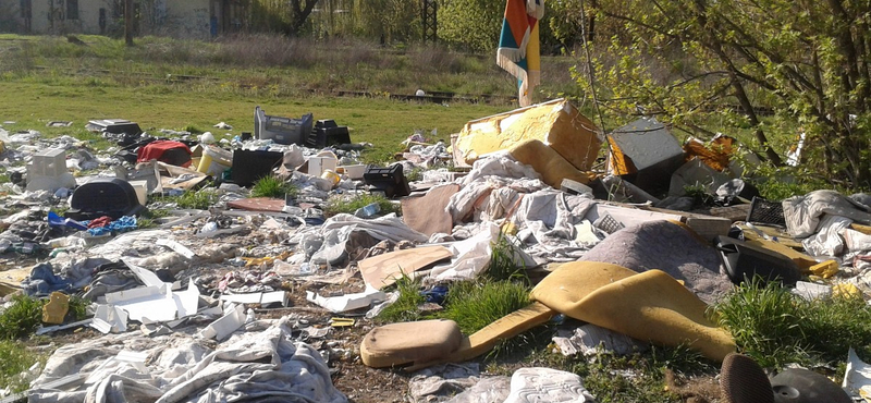 Hatalmas mennyiségű illegális szemetet visznek el Esztergomról