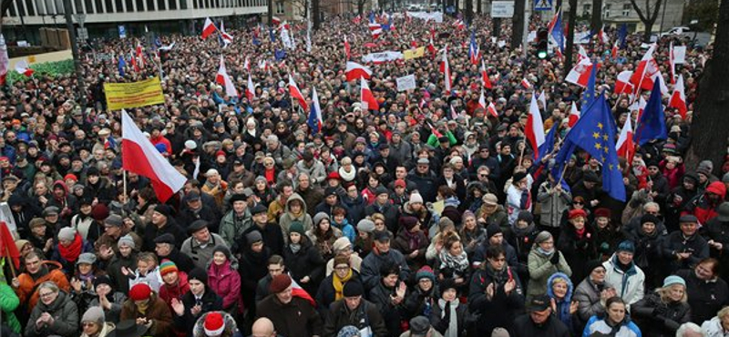 "Ez nem Budapest, hanem Varsó" - 50 ezren tüntettek a kormány ellen - fotók