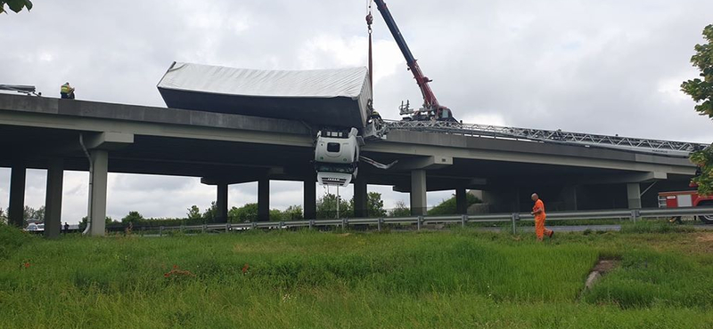 Több képet kaptunk olvasónktól, az M3-as hídján lógó kamionról