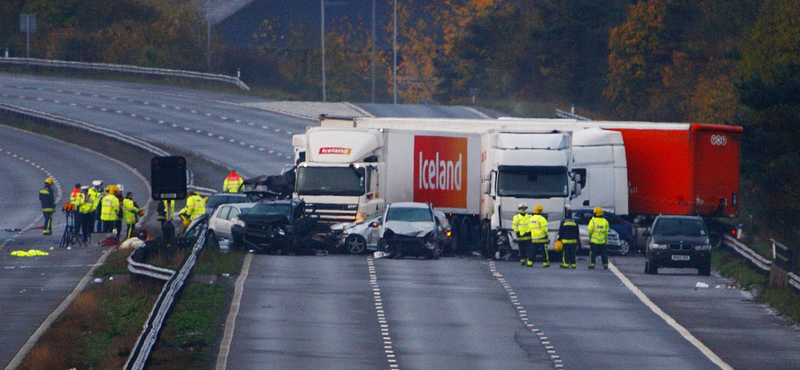 Összesen 7 halottja és 51 sérültje van az angliai autópálya-balesetnek 