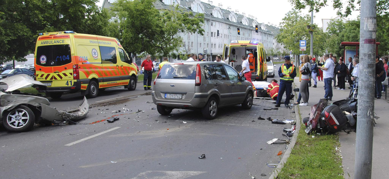 Fotók: Csatatérré vált a 3 sérülttel járó baleset helyszíne Budapesten