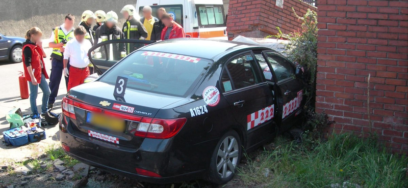 Balesetben meghalt egy taxis a Népligetnél