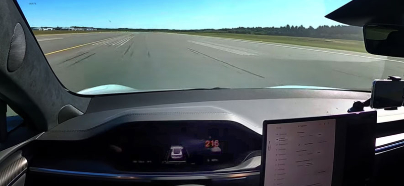 Közel 350 km/h-val száguldott egy meghekkelt Tesla – videó