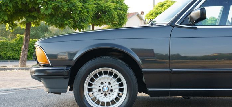 Az első turbós 7-es BMW: 1985-be repít vissza ez a patinás bajor luxusautó