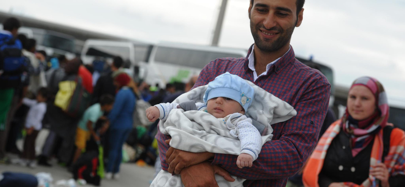 Münchenben tapssal fogadják a magyarországi migránsokat - videó