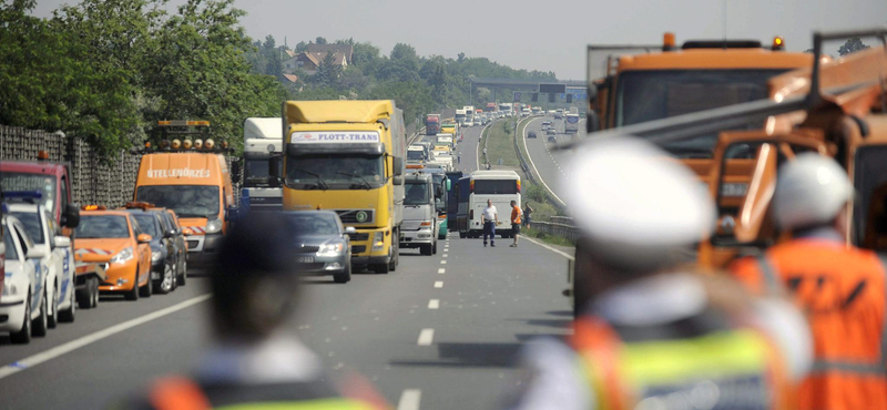 Hat autó ment egymásnak az M7-esen