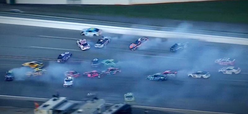 Az eddigi legnagyobb karambol történt a Nascarban, 28 autó akadt össze