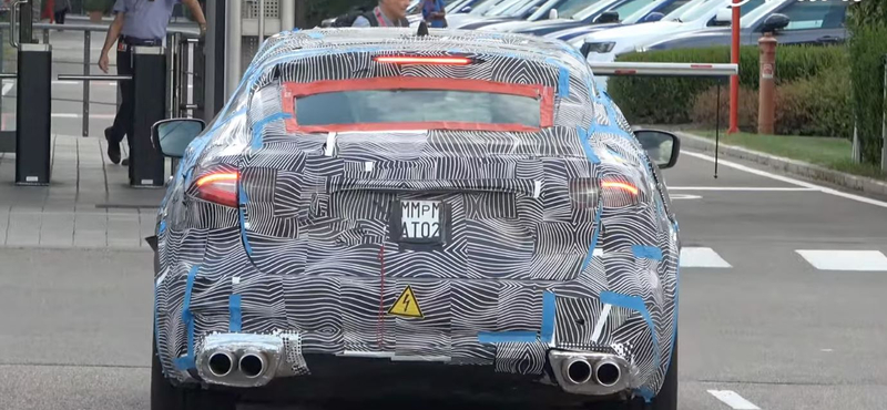 Nem csak kamu kipufogói, de V8-as motorhangja is van a Ferrari álcázott villanyautójának – videó