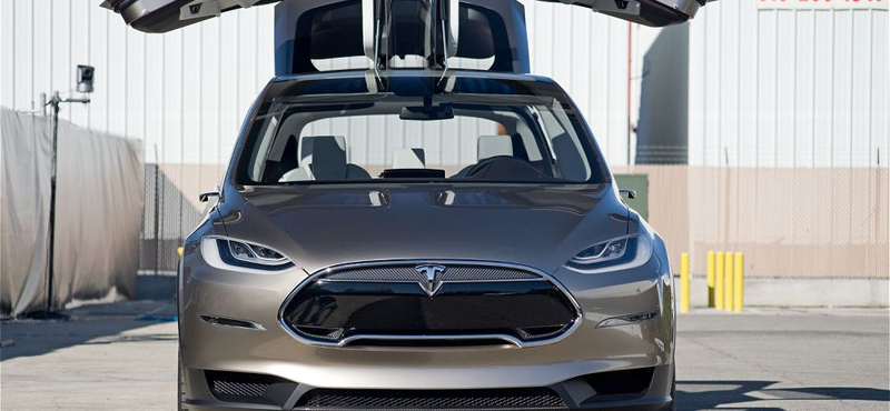 Holnap mutatják be a Tesla Model X-et – itt egy videó a legmenőbb részéről