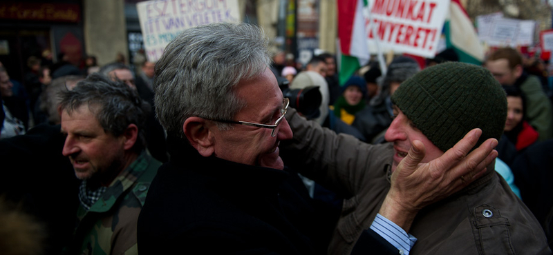 Háromlábú, mégsem puccs: profilt vált az MSZP