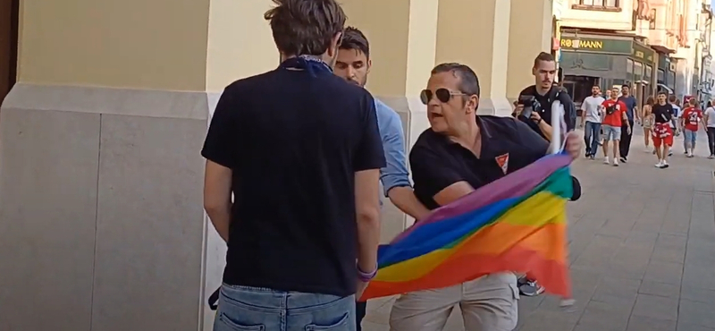 Tompos Márton keze megsérült, amikor Debrecenben rájuk rontott egy férfi egy szivárványos zászló miatt