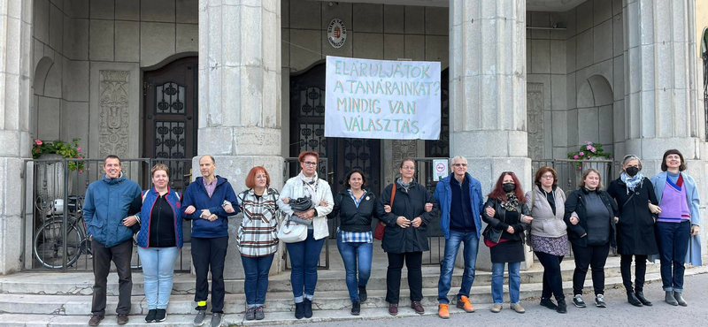 Élőlánccal védtek egy tanárt a szülők a Szent László Gimnáziumnál 