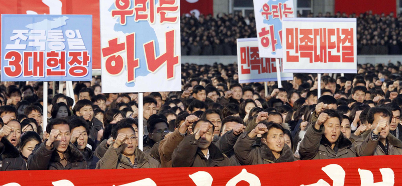 Fotók: Így hallgatták a fegyelmezett tömegek Kim Dzsong Unt