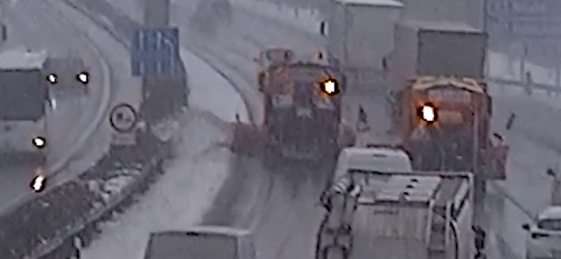 A havazás miatt óvodára és vasúti sínekre dőlt fák adnak munkát a tűzoltóknak