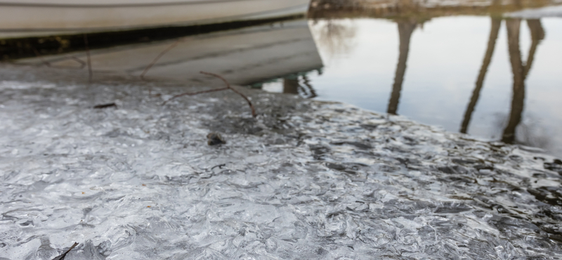 Az orkánerejű szél miatt jégszobrok lepték el a Balaton déli partját