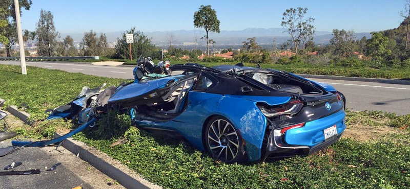 Kilapította a BMW i8-at a betonkeverő