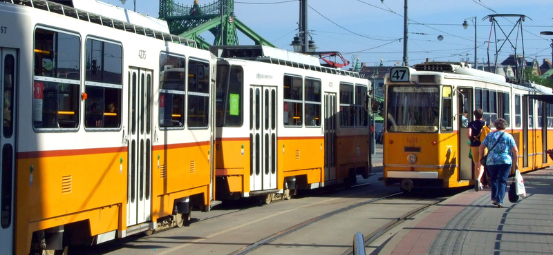 Városnéző villamos közlekedik a nyáron Budapesten