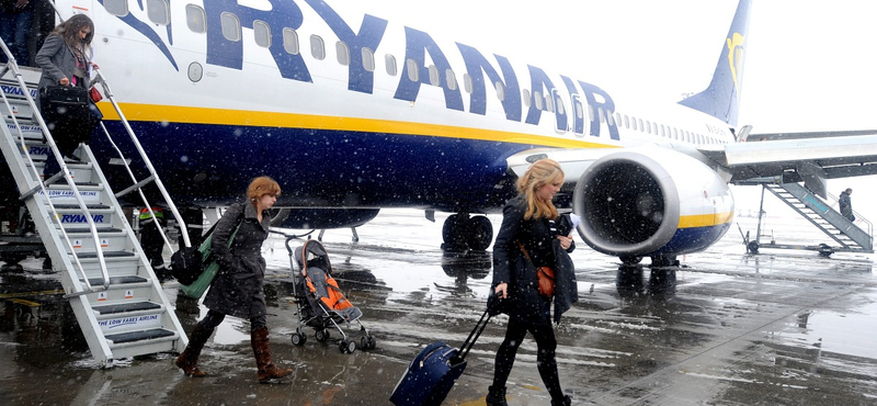 Kordonok közt váratja a betonon a ferihegyi utasokat a Ryanair