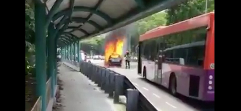 Égő autót próbáltak eloltani a tűzoltók, de felrobbant a kocsi – videó