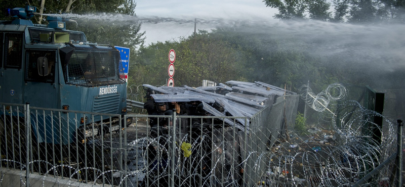 Bíróság elé állítottak tíz menekültet a kerítésnél történt zavargásokból