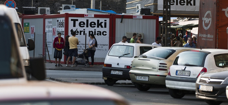 Bontják a teleki téri piacot