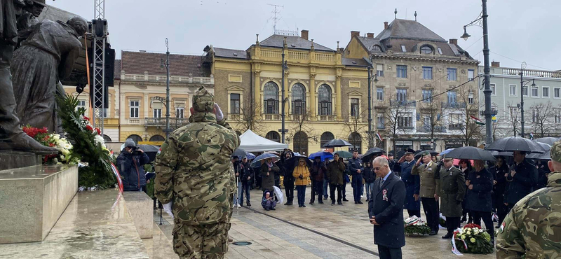 Debrecenben az orosz főkonzullal együtt koszorúzott a fideszes városvezetés