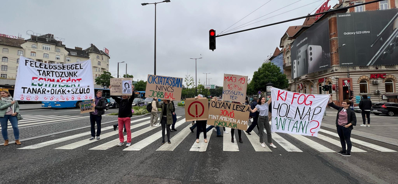 Így tüntettek a Széll Kálmán téri zebrán a tanárokért – fotó