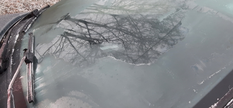 Két hónapra leteheti a jogsiját az autós, aki zsebkendőnyi részen kaparta le a jeget a szélvédőjéről 
