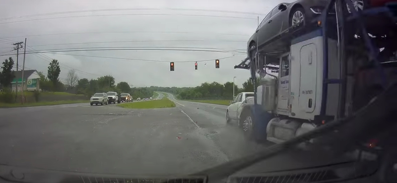 Felöklelte a kamion a Toyotát és az egész kereszteződésen áttolta – videó