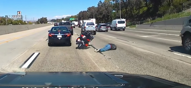 Forgalmas autópályán esett el a motoros – videó