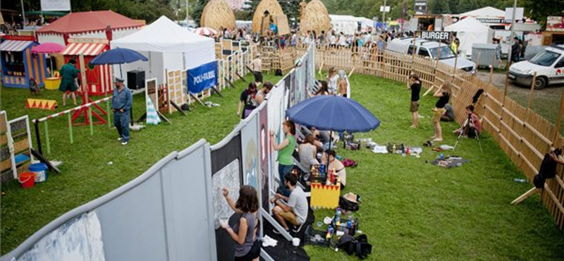 Ajtókból építették fel a berlini falat a Szigeten - fotó